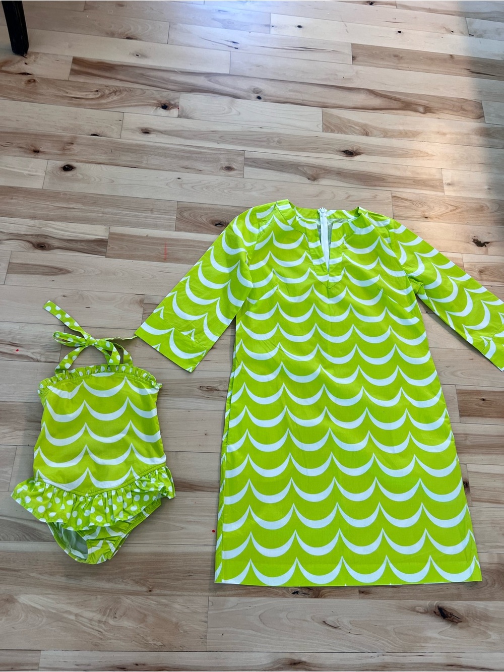 Mom+dauther set Lime Wave Print  cover up ( M) and  girl Ruffle Swimsuit 4/5t